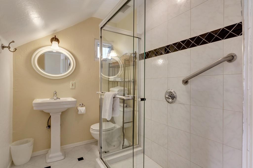 Hillcrest House Bed & Breakfast Inn 3*