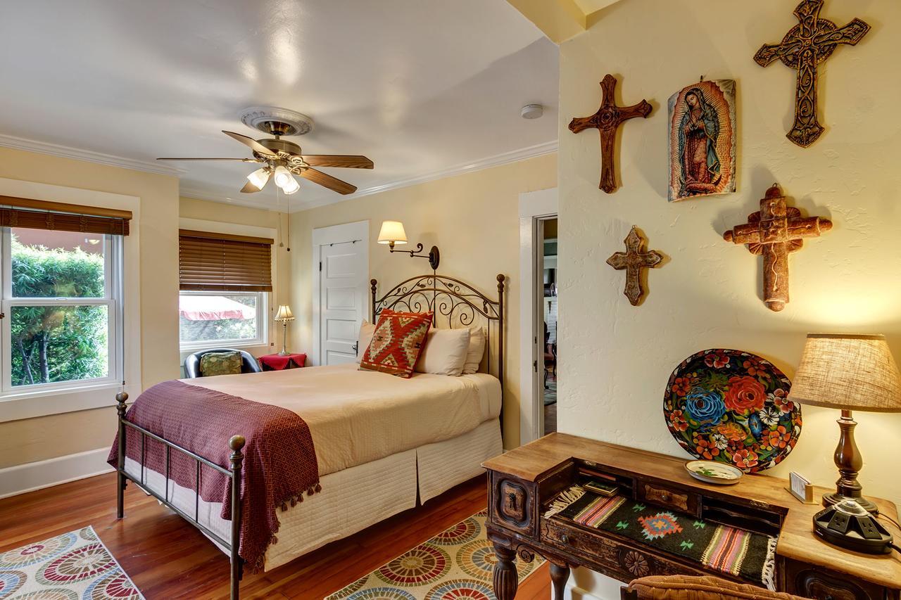 Hillcrest House Bed & Breakfast 3*
